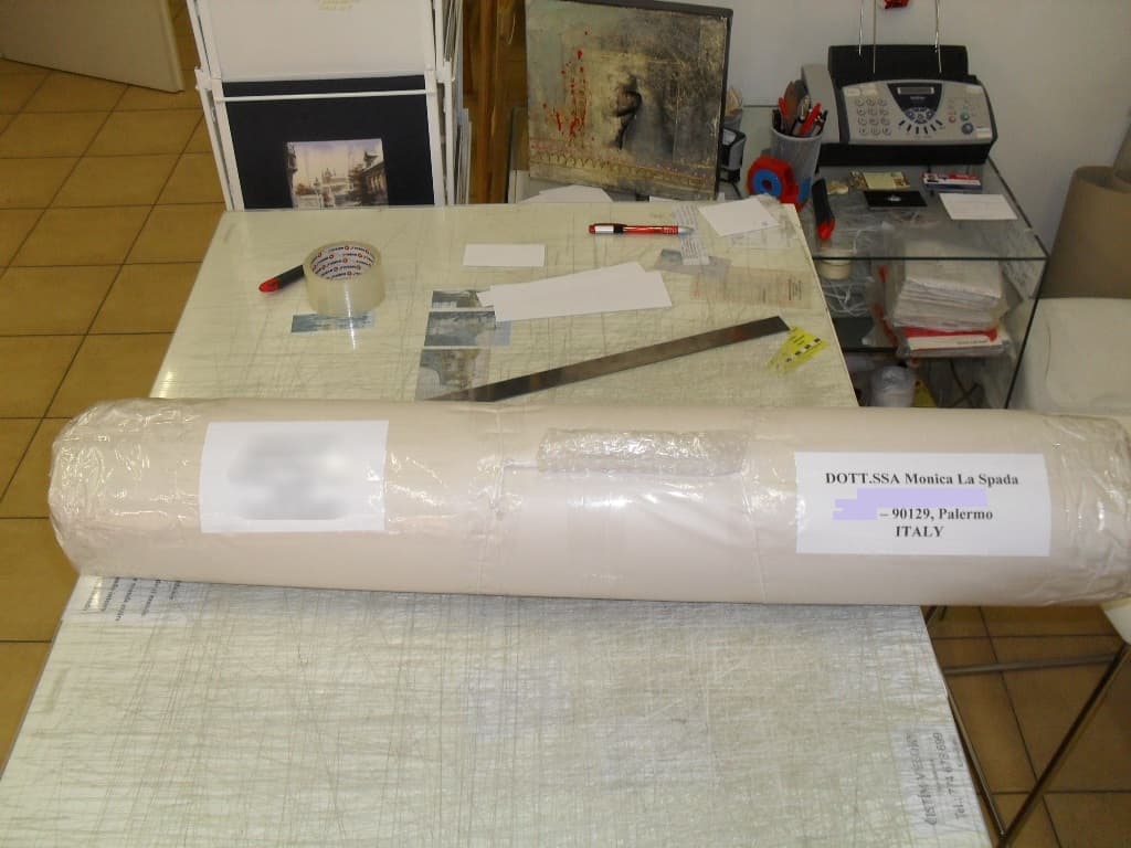 Plátno se válí na trubici