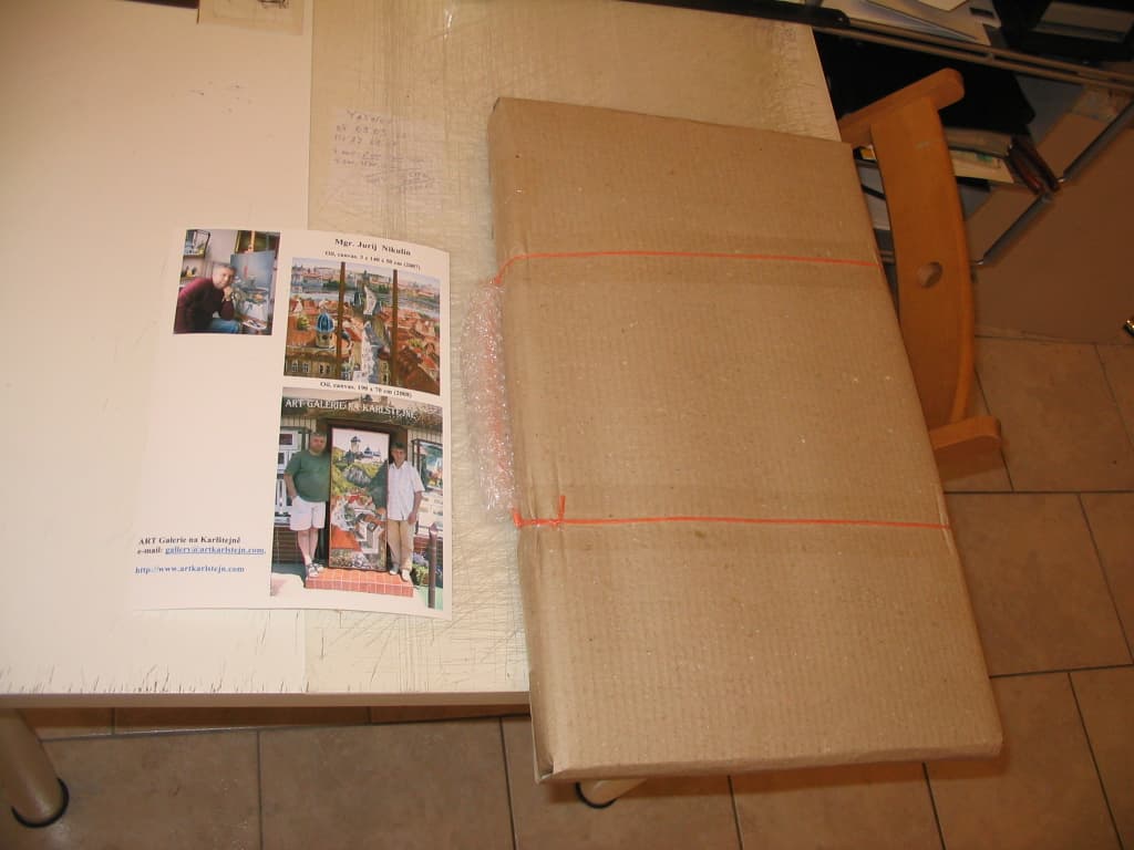 Zarámovaný obraz zabalený do bublinkové fólie.