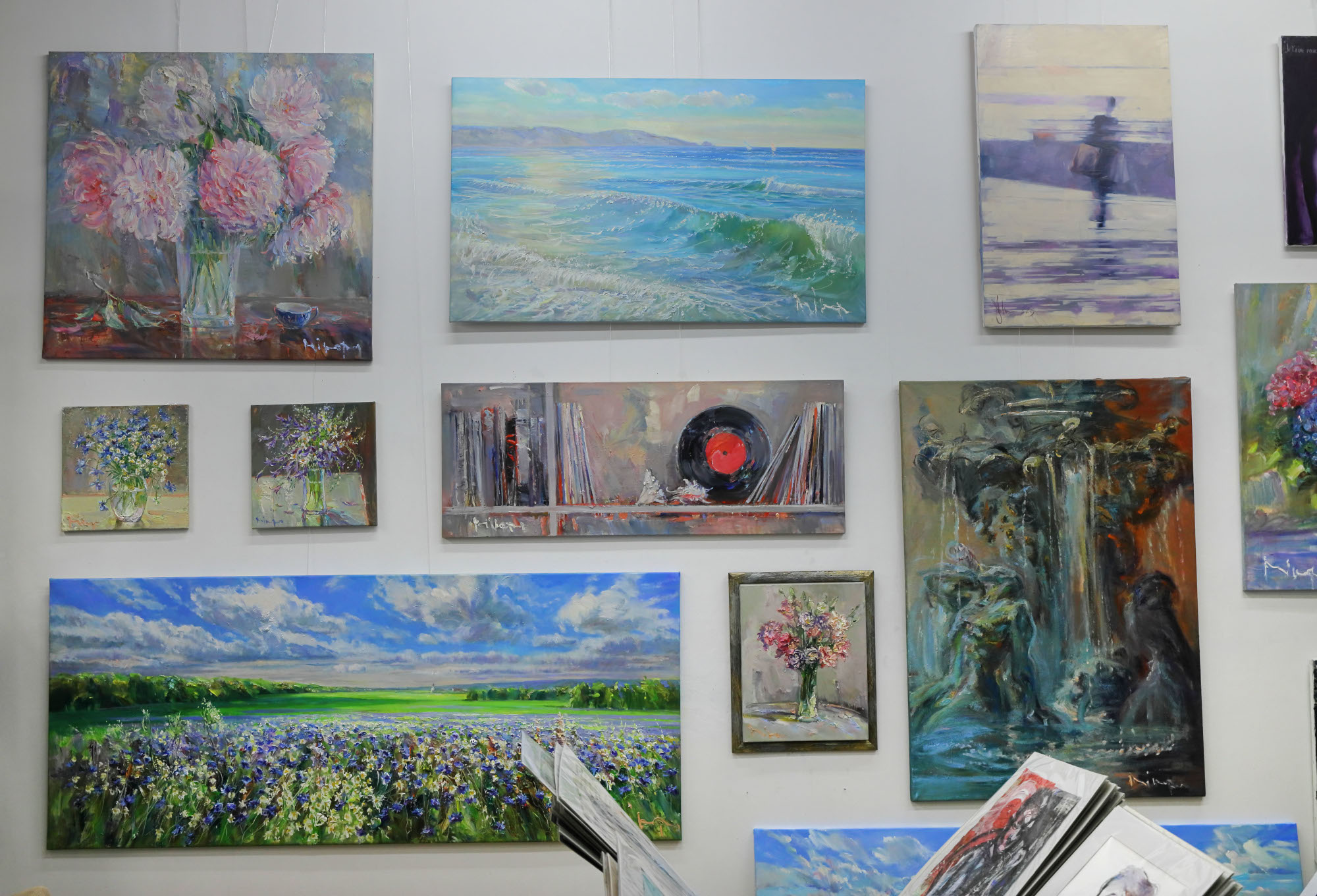 Interiér galerie: díla zavěšená salonním způsobem
